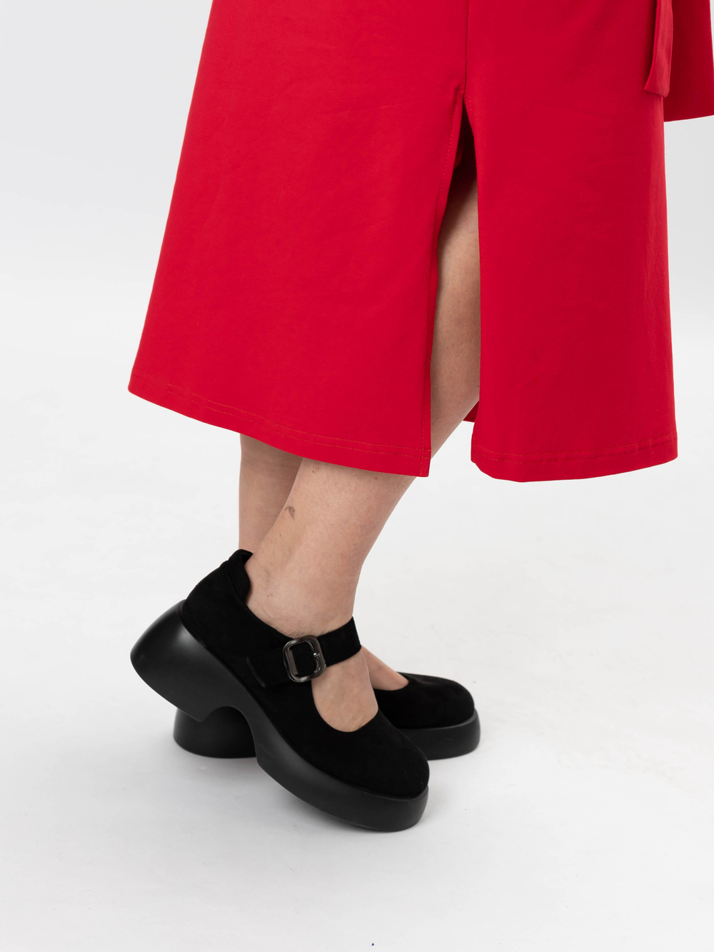 Платье спортивное с разрезами и поясом