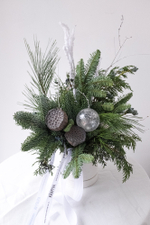 Хвойная композиция с лотосами