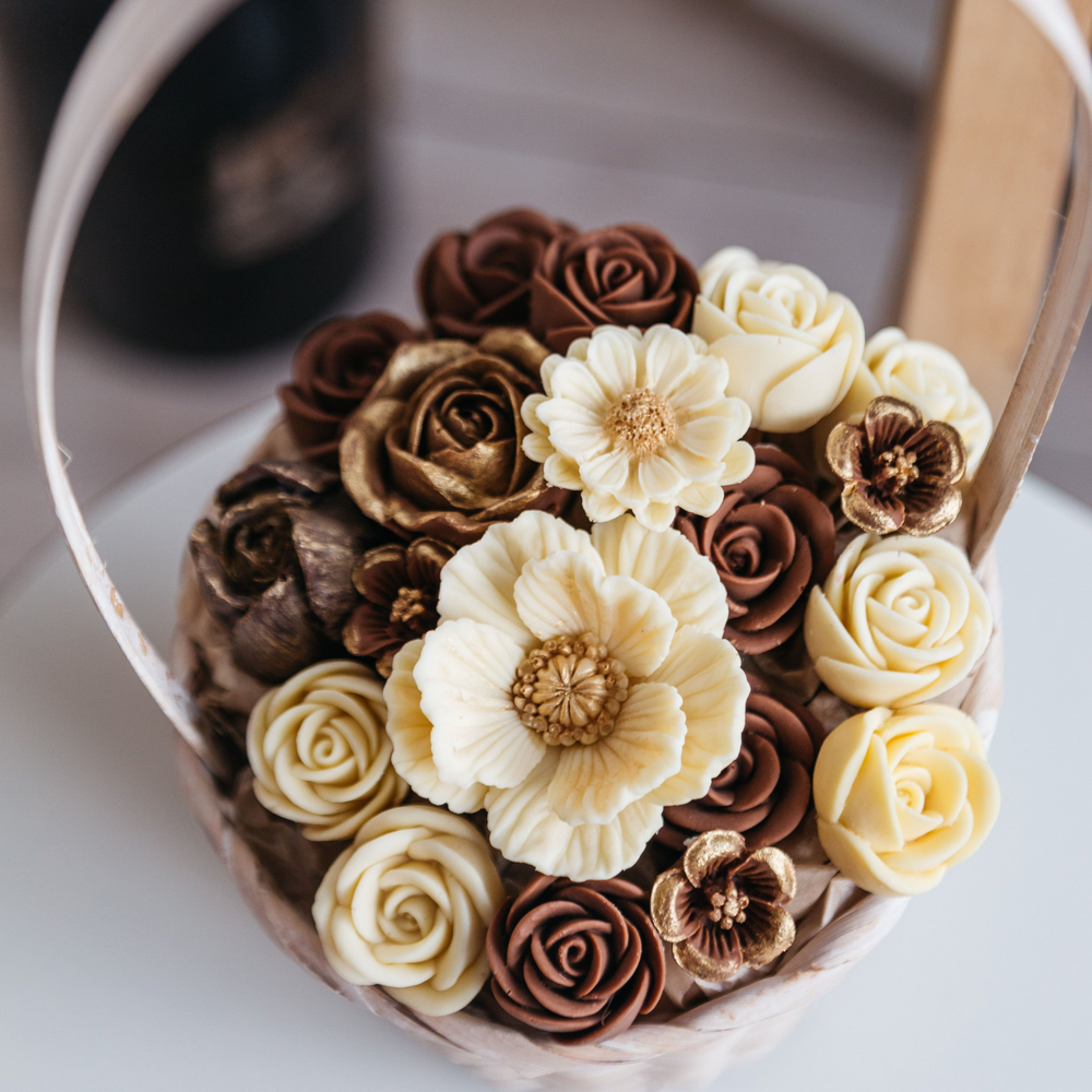 Шоколадный букет "Вкус Любви" в корзинке из тюльпанов, ромашки, роз, подарок на 8 марта, на День Рождения.