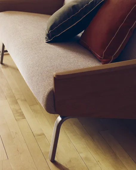 Двухместный диван Amsen, бежевый с подлокотниками из шпона дуба