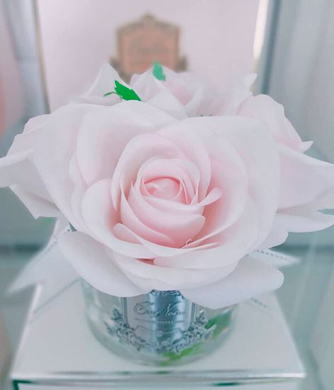 Букет из 5 розовых роз в прозрачной вазе, Cote Noire