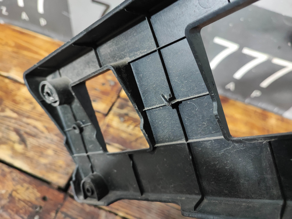 Накладка переднего бампера Площадка гос. номера Kia Sportage 5 (NQ5) 21-нв Б/У Оригинал 86529P1EA0