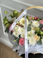 Сборная корзина из кустовых пионовидных роз, минигербер, хризантемы и хелеборуса