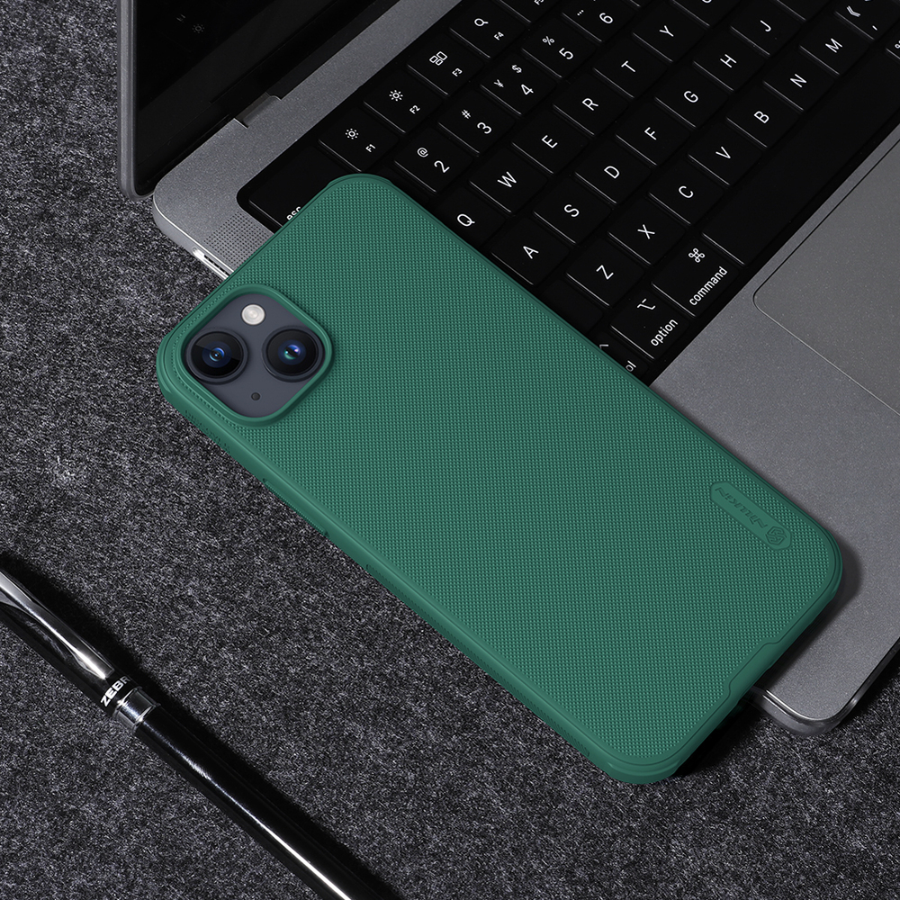 Усиленный чехол зеленого цвета (Deep Green) от Nillkin c поддержкой зарядки MagSafe для iPhone 15, серия Super Frosted Shield Pro Magnetic Case