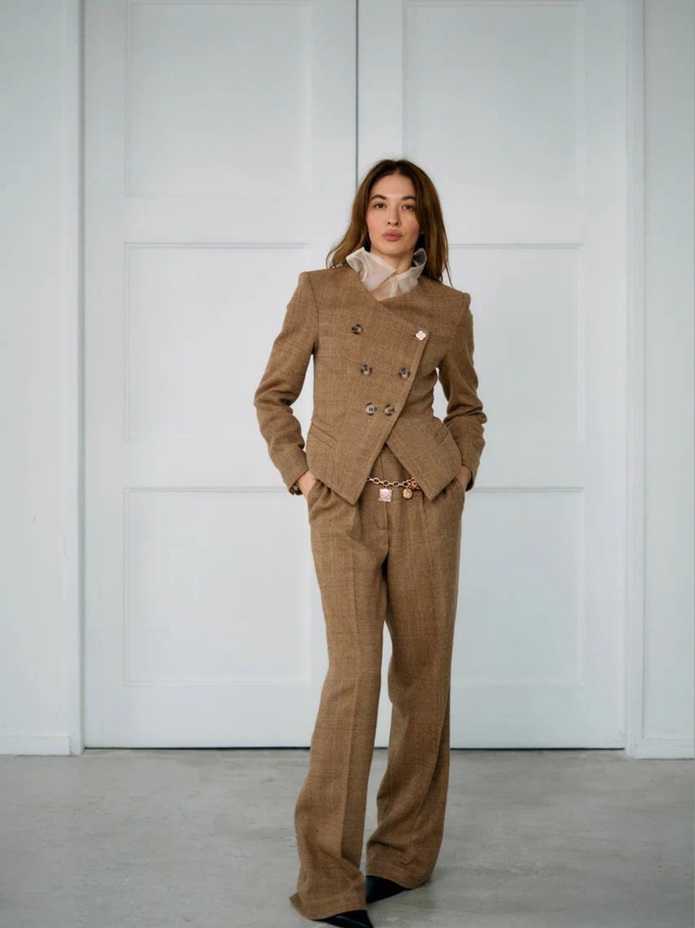 Жакет карамель приталенный с акцентными пуговицами