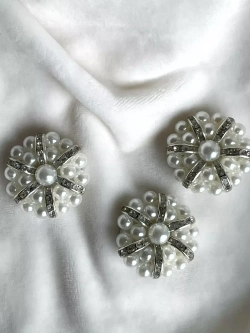 Большая пуговица-брошь с бисером жемчугом и стразами 3 шт