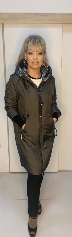 Модная удлиненная куртка с блестящим капюшоном