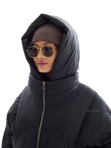 Объемный черный пуховик со съемной манишкой-капюшоном