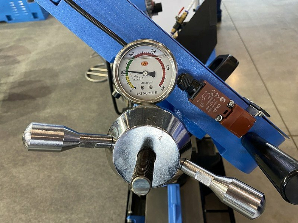 Ручной ленточнопильный станок для резки металла MetalTec BS 228 FH