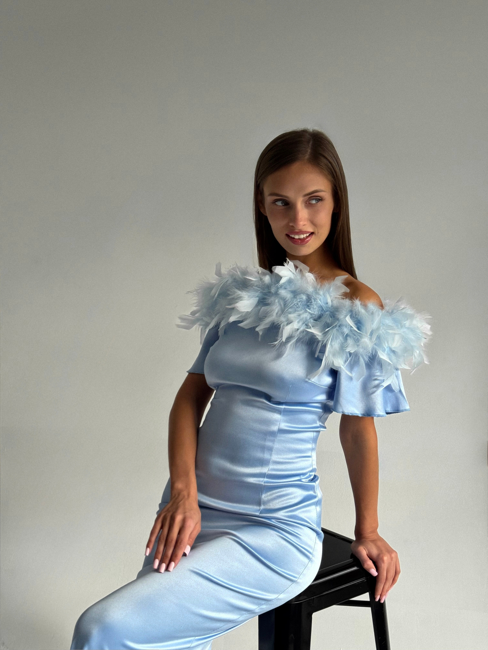 Платье со съемными перьями