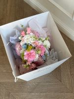 Свадебный букет из георгин, розовых диантусов, незабудок и других цветов