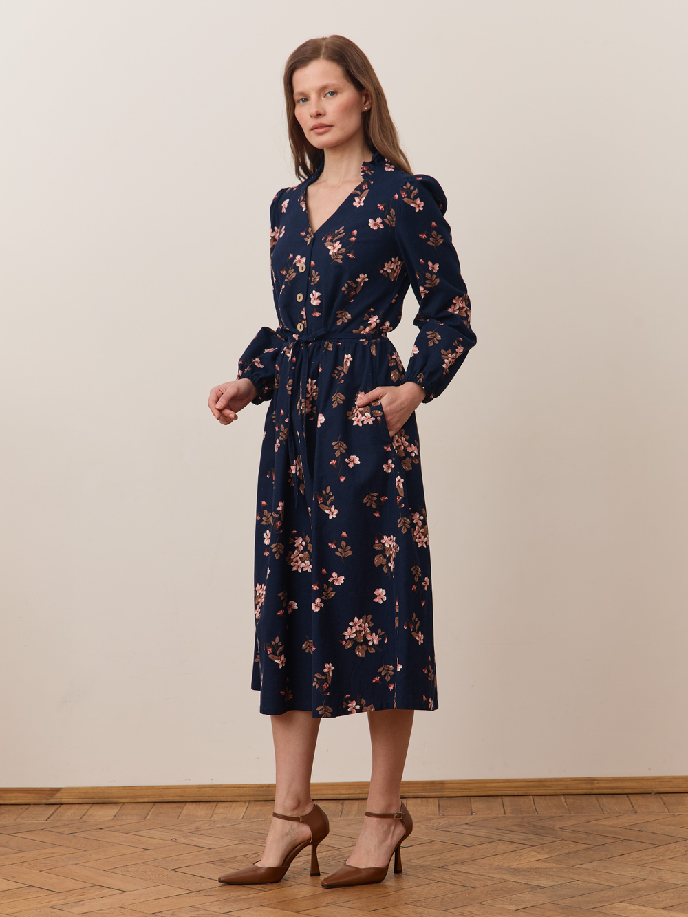 Платье с воротником стойкой