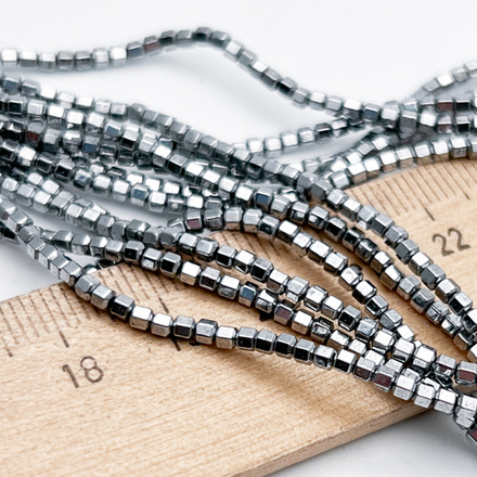 Гематит Многогранник бусины (имитация), цвет серебристый, размер около 2 мм, цена за отрезок 19 см (1/2 нити)