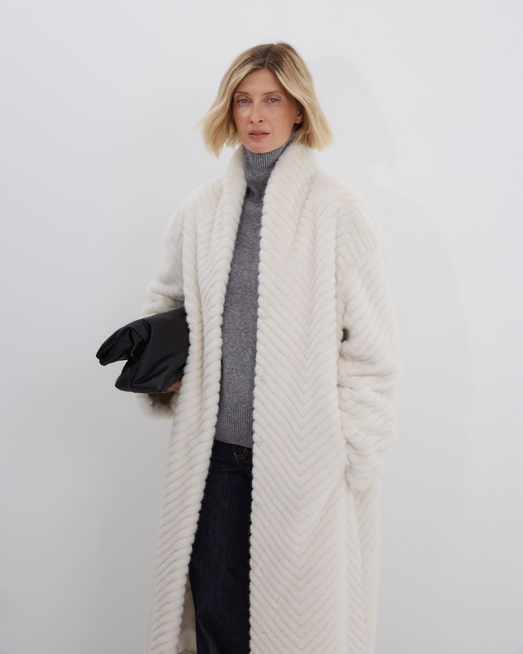 Шуба из искусственного меха норки зигзаг молочный