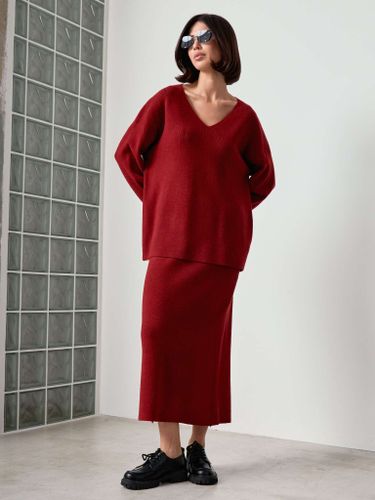 Трикотажный костюм с юбкой бордового цвета