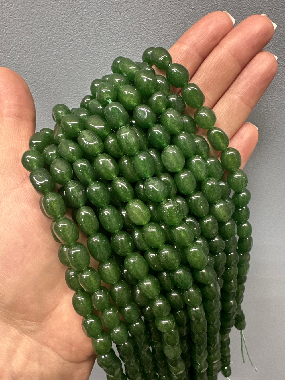 Нить бусин из тонированного кварца 7-8мм (галтовка)