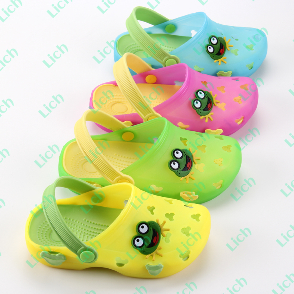 Сабо детские с перфорацией и аппликацией в виде лягушки