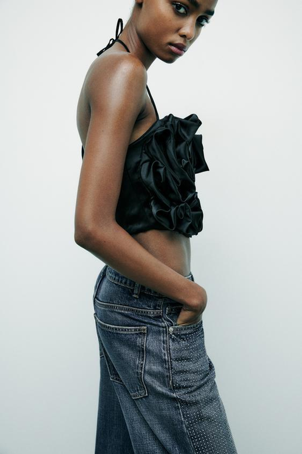 ZARA АТЛАСНЫЙ ТОП С ГОРЛОВИНОЙ ХАЛТЕР И РЕЛЬЕФНЫМИ ЦВЕТАМИ, ЧЕРНЫЙ