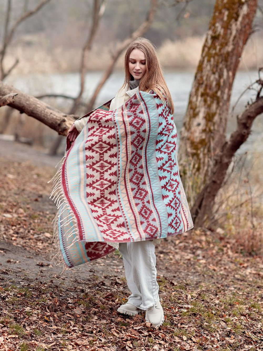 Теплый палантин с орнаментом