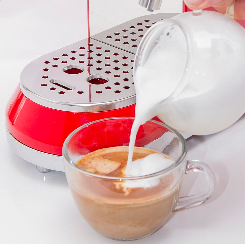 Кофемашина эспрессо Smeg Стиль 50-х годов красная Италия сливки