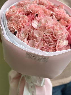 Изящное сочетание сезонных цветов розовой гаммы в стильном оформлении от Флора Маркет