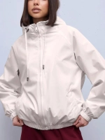 Ветровка с капюшоном