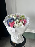 Букет сборный из гортензии, кустовых пионовидных роз, маттиолы и хелеборуса