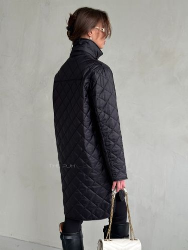 Удлиненная черная стеганая куртка