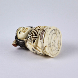 Нэцкэ Гейша с корзиной рыбы