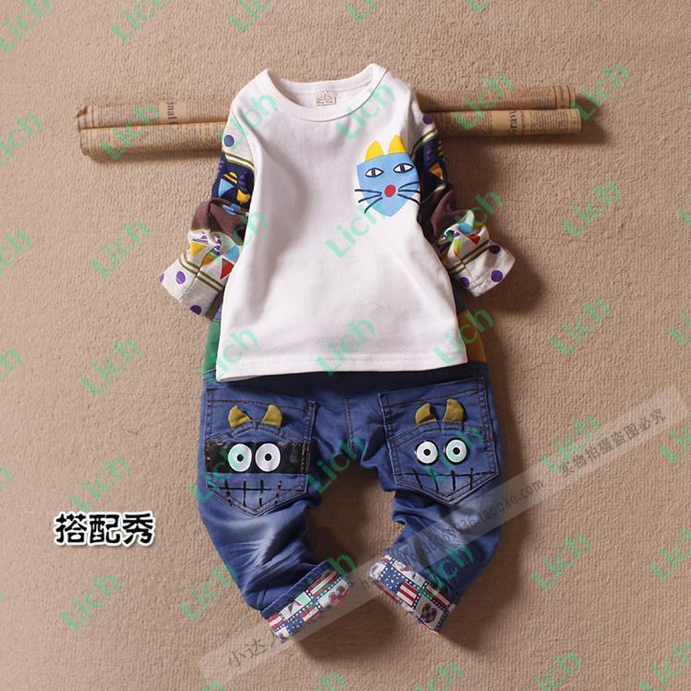 Лонгслив с рисунком кошки и геометрическим принтом на рукавах