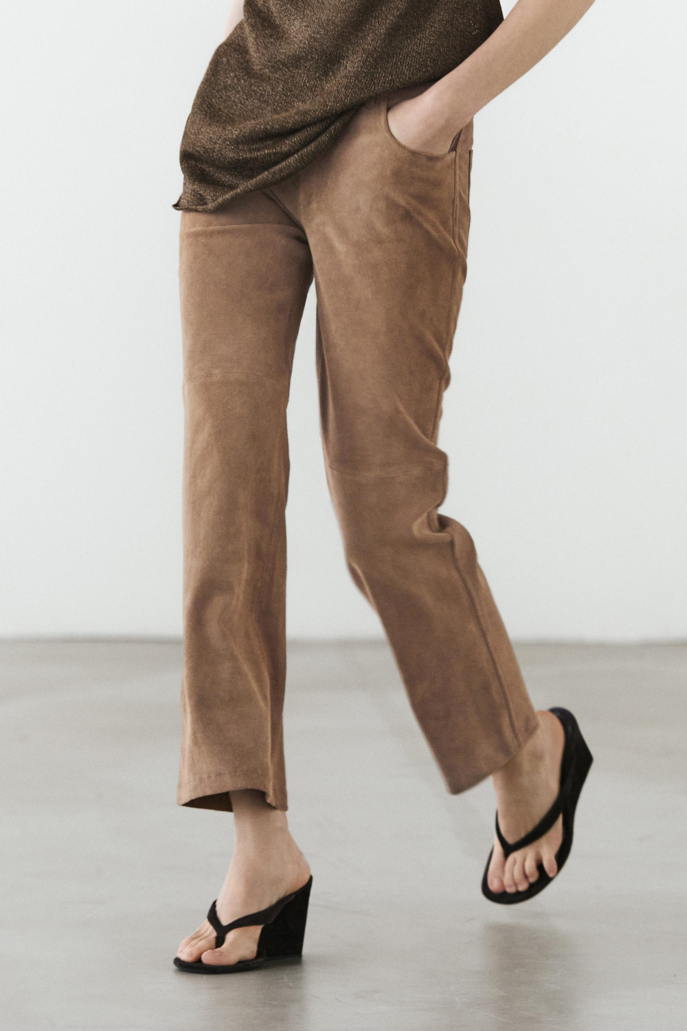 Massimo Dutti Легинсы из замши расклешенного кроя, серо-коричневый