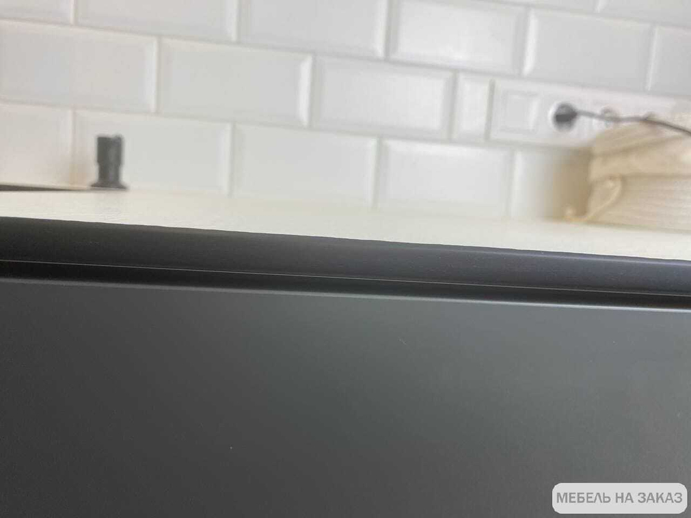 Современная кухня в серых тонах