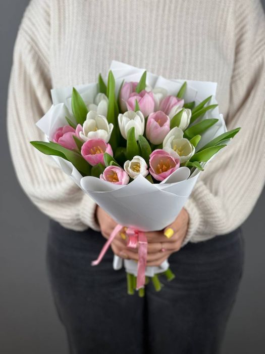 Букет белых и розовых тюльпанов (в упаковке)