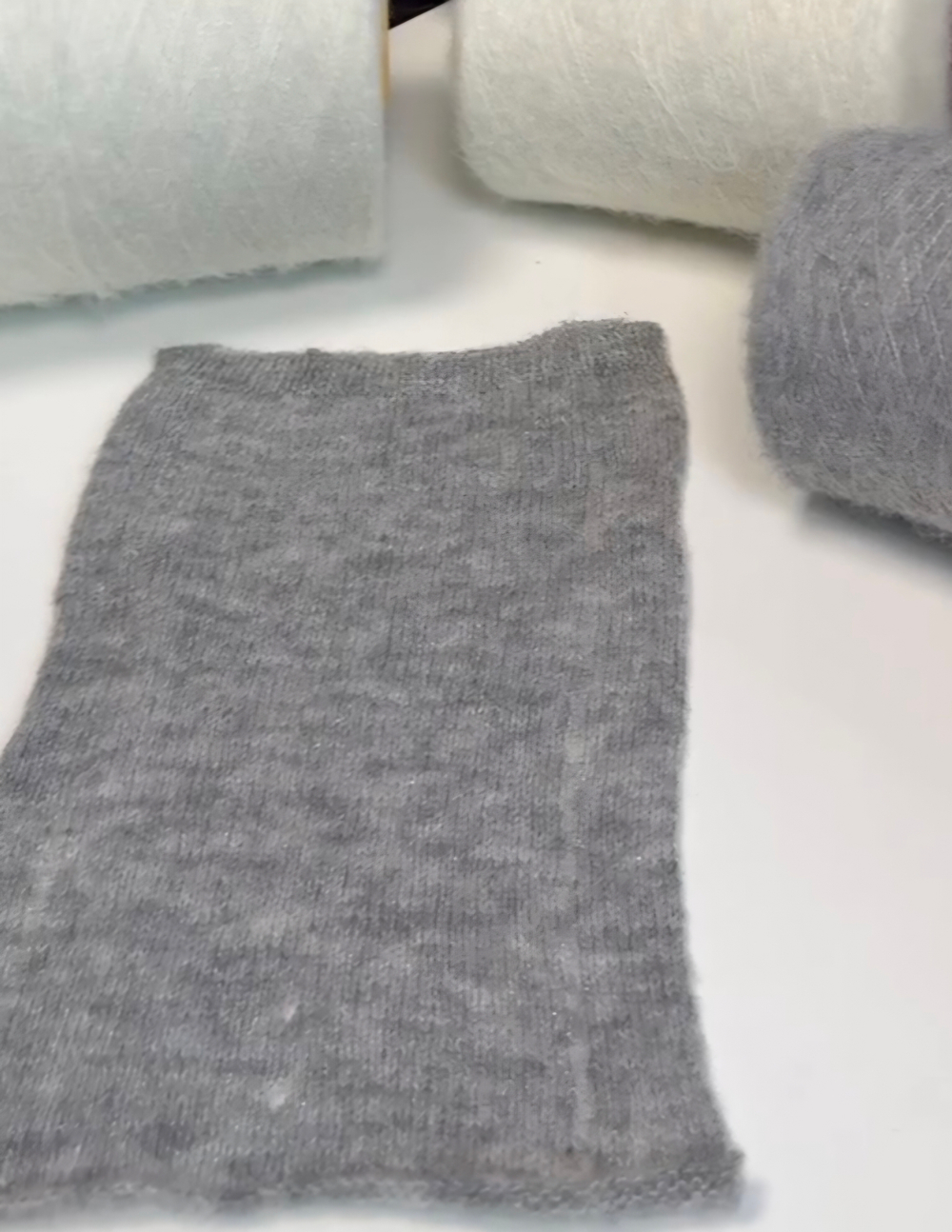 GLARE - Botto Giuseppe; 78% вспушенный меринос, 16% п/а, 6% люрекс; 1200м/100гр; col. 1169, цвет: красный Dior; S704; Есть бобинка: 468 гр