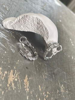 **Элегантные и уникальные: серебряные серьги "Чешуя" с фианитами**  Откройте для себя очарование наших серебряных серег "Чешуя" с фианитами, вдохновленных сверкающей чешуей рыбы. Изготовленные из высококачественного серебра 925 пробы, эти серьги украшены мерцающими фианитами, имитирующими бриллианты.  **Дизайн, привлекающий внимание**  Серьги "Чешуя" отличаются уникальным и привлекательным дизайном. Перекрывающиеся чешуйки создают текстурированный и многогранный эффект, который непременно привлечет внимание.  **Сияние и блеск**  Фианиты, инкрустированные в серьги, придают им исключительный блеск. Эти камни обладают невероятной прозрачностью и игрой света, создавая иллюзию настоящих бриллиантов.  **Универсальный стиль**  Серебряные серьги "Чешуя" с фианитами универсальны и подходят для любого случая. Они дополнят как повседневные, так и вечерние наряды, добавляя нотку элегантности и изысканности.  **Высокое качество и долговечность**  Наши серьги изготовлены из серебра 925 пробы и покрыты родием для защиты от потускнения и обеспечения долговечности. Благодаря этому они сохранят свой блеск на долгие годы.  **Приобретите прямо сейчас и блистайте!**  Не упустите возможность приобрести наши изысканные серебряные серьги "Чешуя" с фианитами. Посетите наш интернет-магазин и выберите идеальную пару для себя или в подарок близким. Добавьте немного блеска и очарования в свой образ с этими уникальными и элегантными украшениями!