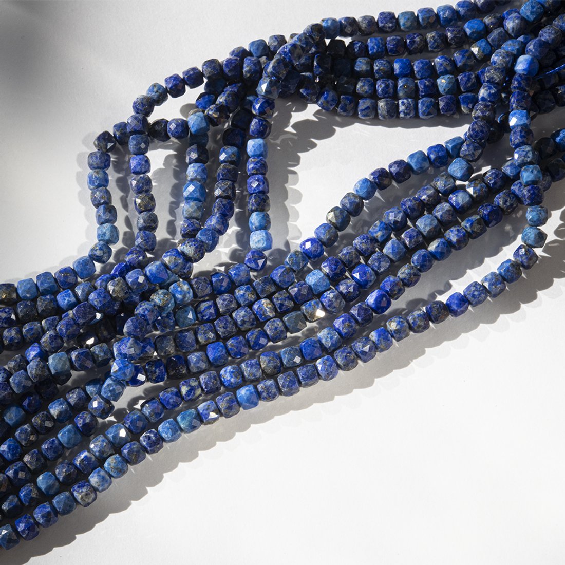 Лазурит натуральный, куб 4,5мм, микроогранка