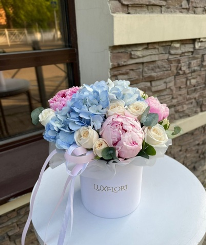 Пионы в сумочке с гортензией