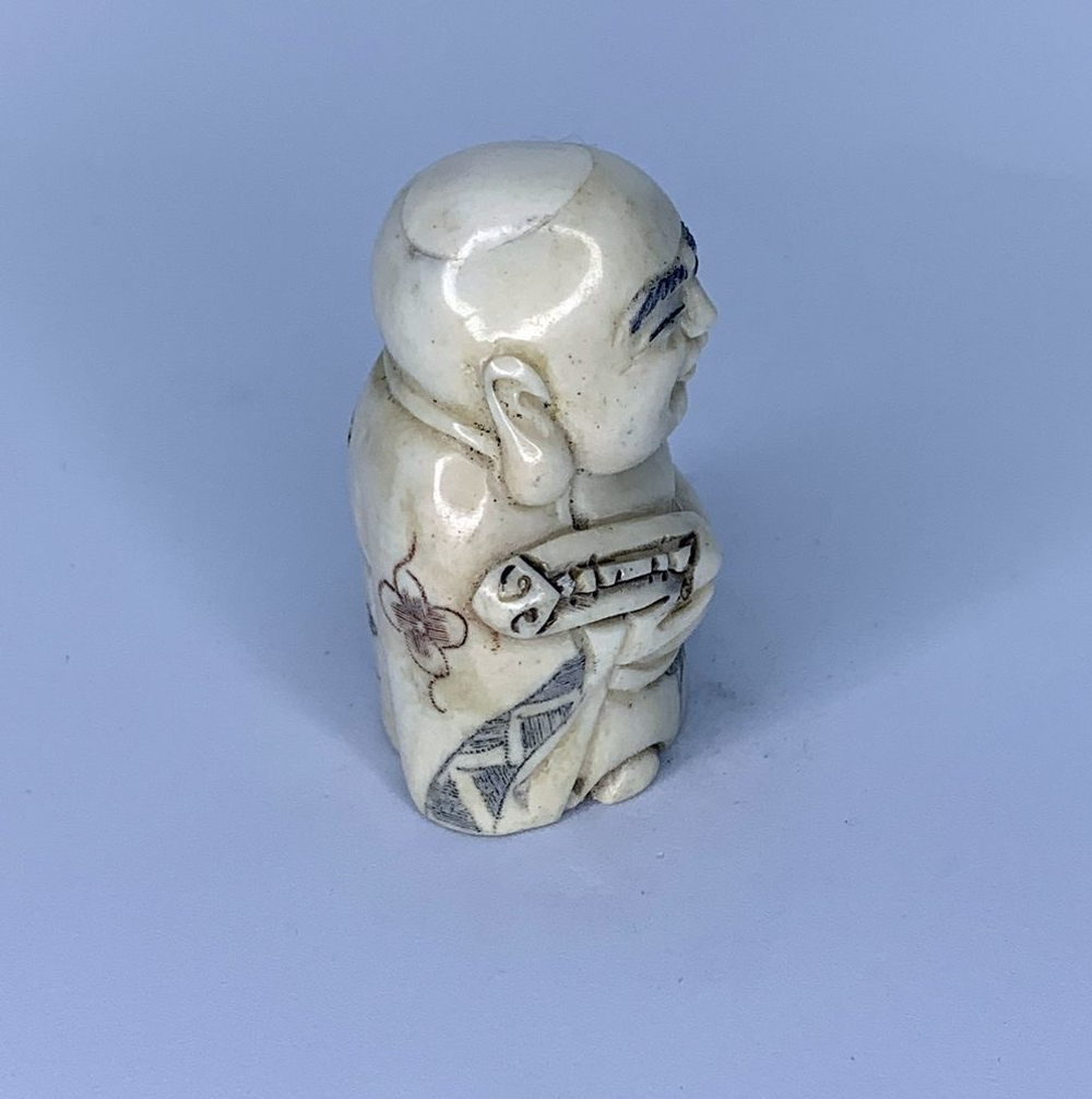 Нэцкэ Хотей с волшебным музыкальным инструментом