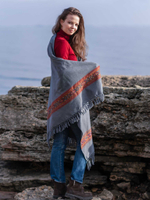 Шерстяной палантин с вышивкой