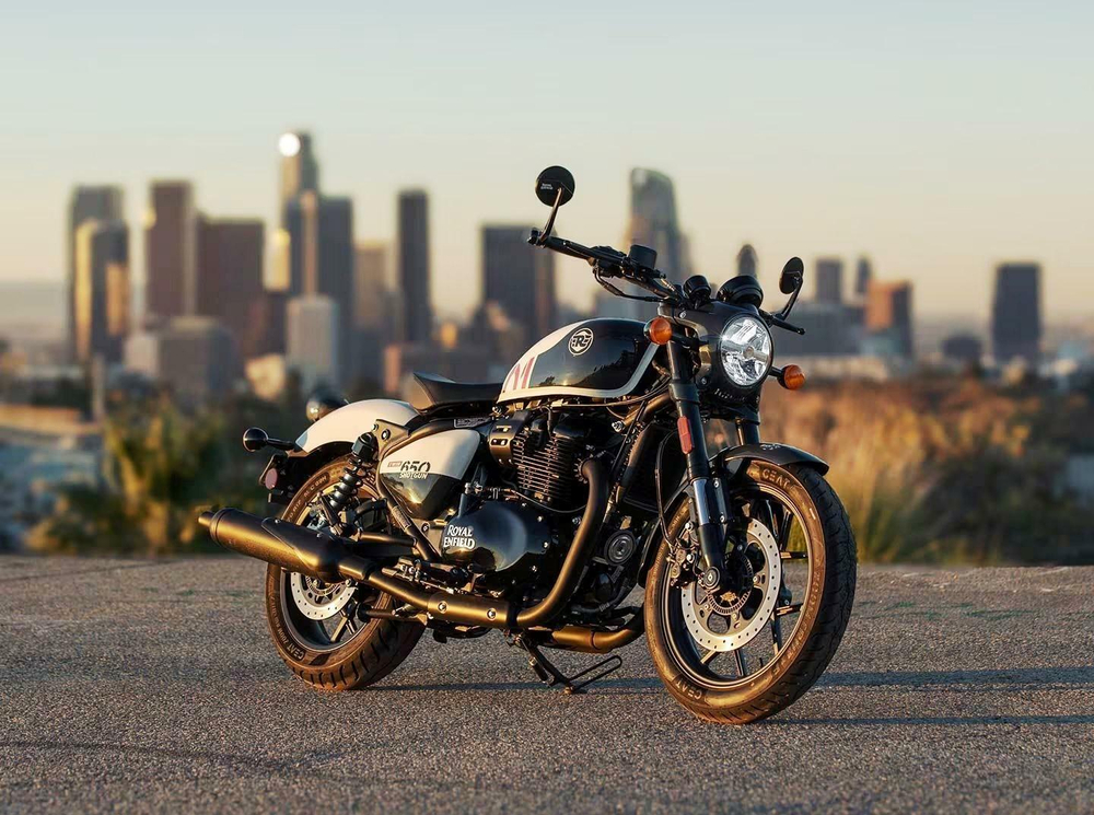 Royal Enfield Shotgun 650 Stencil White (Premium)
