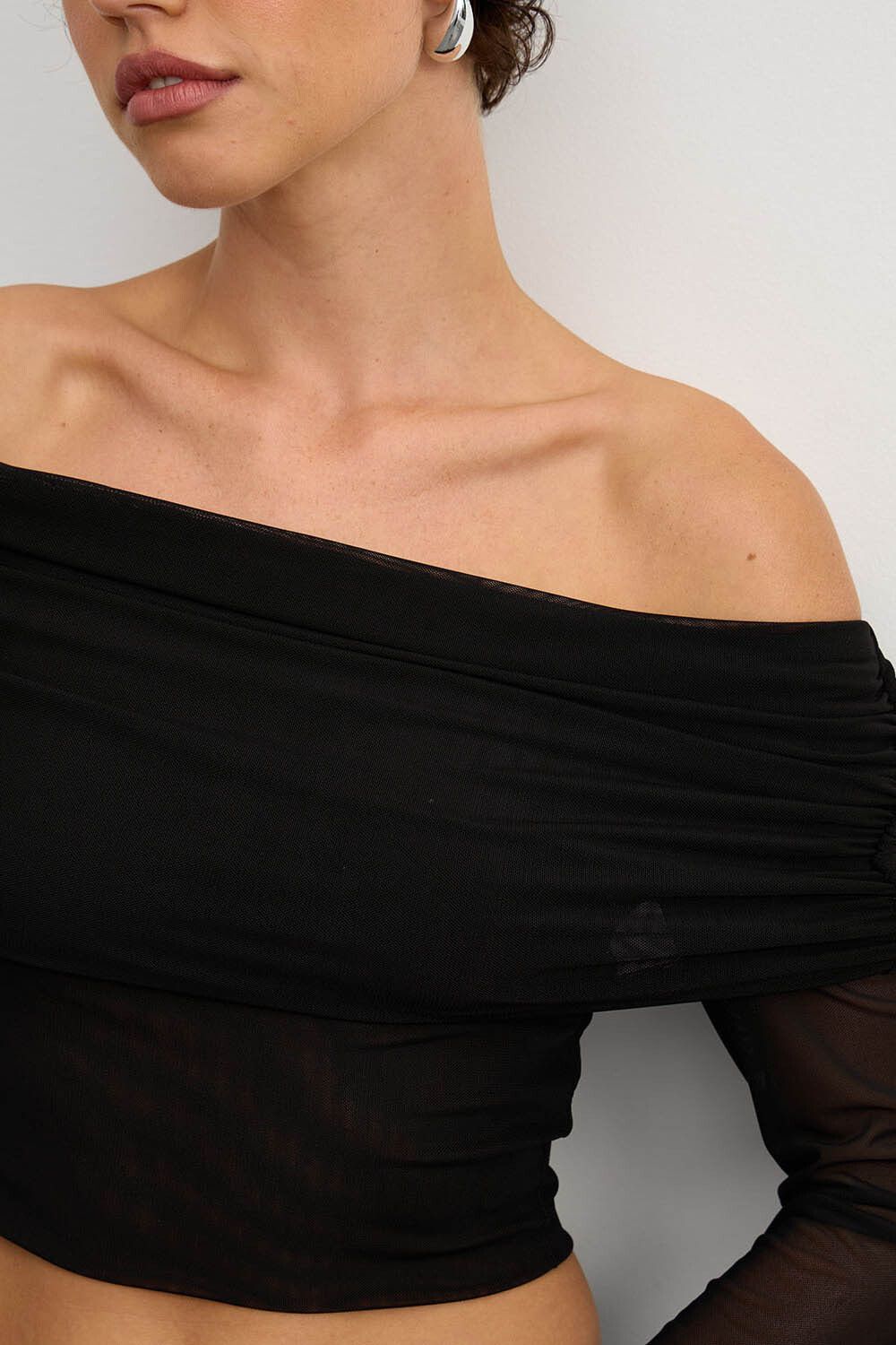 Лонгслив с открытыми плечами из сетки стрейч черного цвета