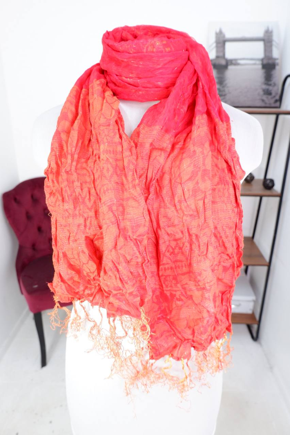 Шарф яркого оттенка