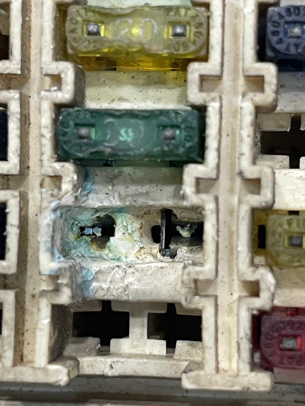 Блок предохранителей салонный MAZDA MPV 1996