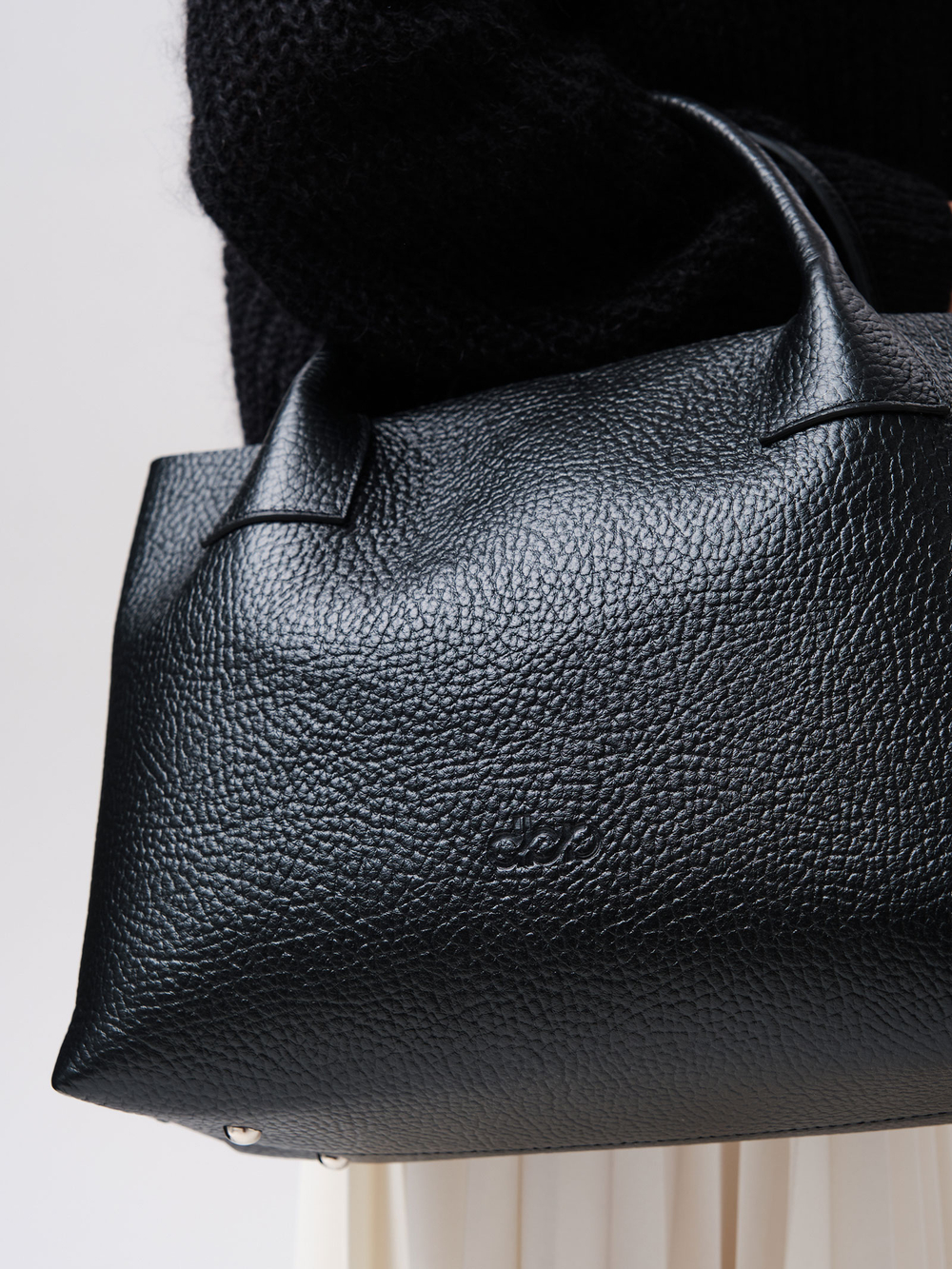 Кожаная сумка Iris DBR 31372 черный соло