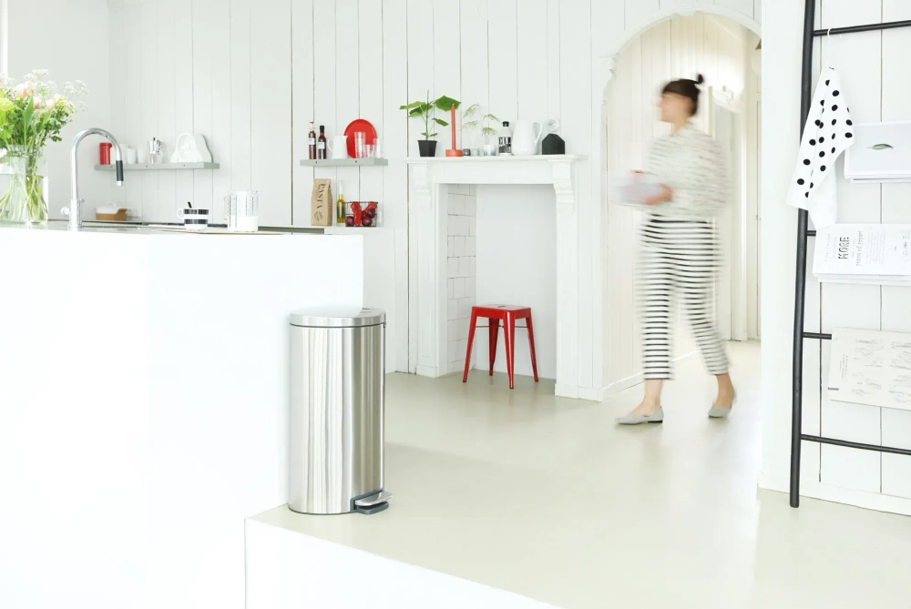 Brabantia Контейнер для мусора с плоской спинкой 40 л белый