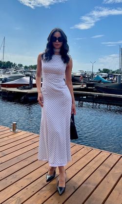 Платье белое в черный горошек