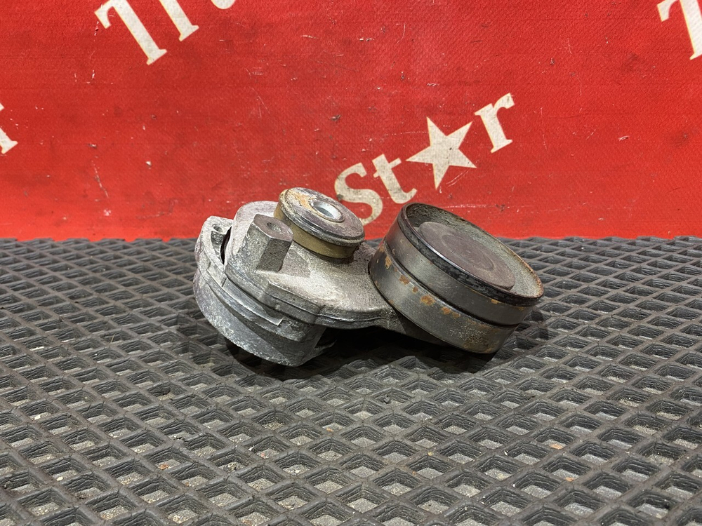 Ролик натяжитель приводного ремня