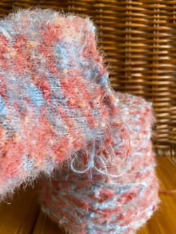 Пряжа  декоративная с ворсом и шишибриками