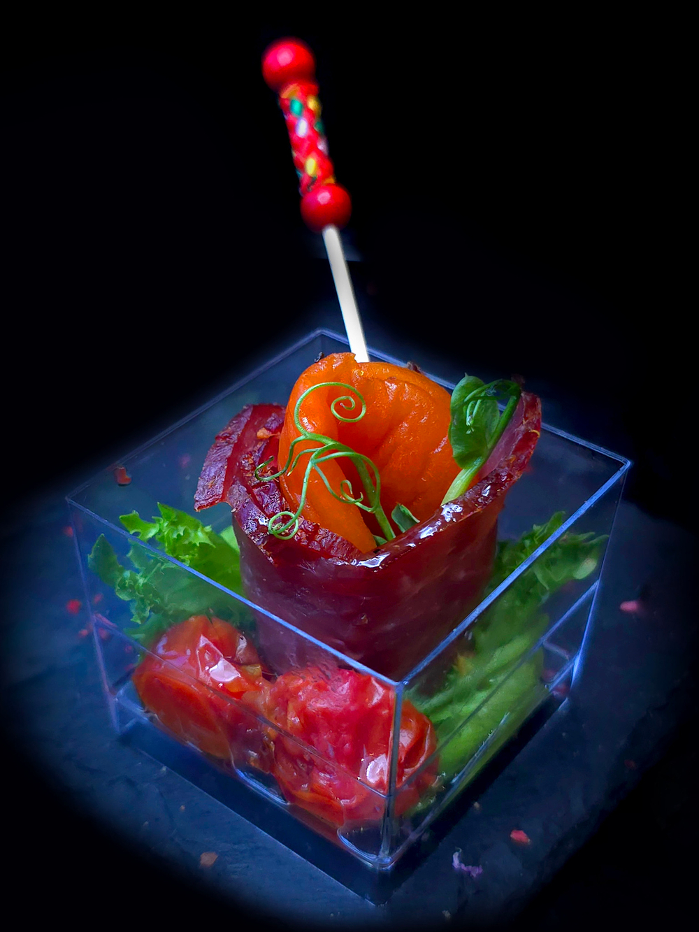 Копченная говядина с курагой и запеченными черри