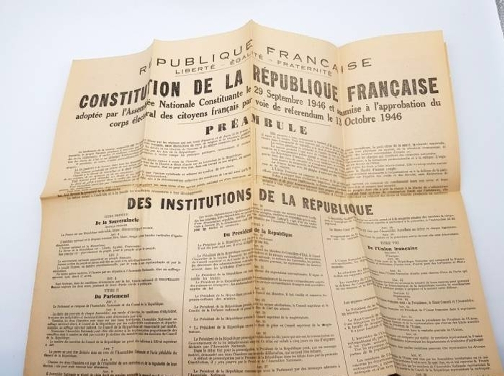 "Lanne politique, economique, sociale et diplomatique en France (Политический, экономический, социальный и дипломатический год во Франции)". 1947г.
